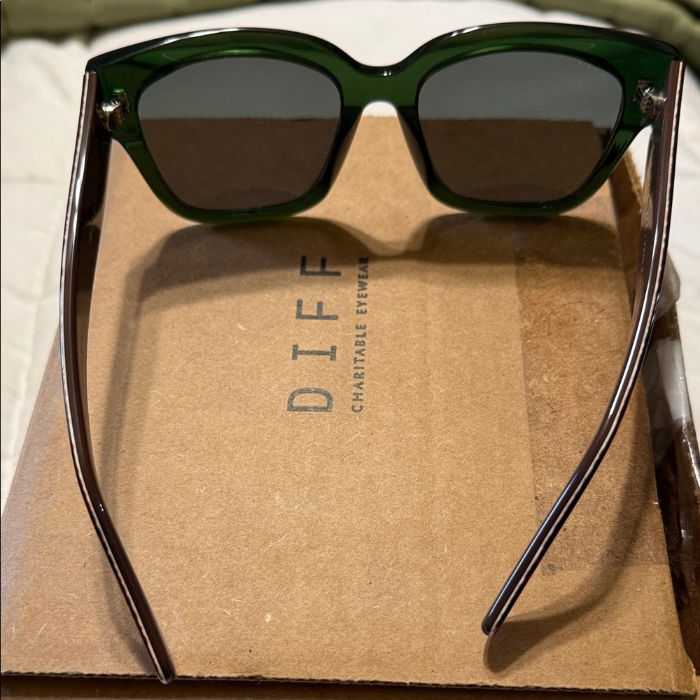 Diff Eyewear Dark Green Sunglasses View 4